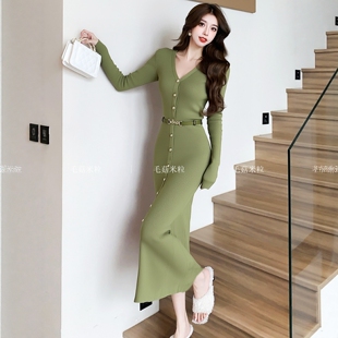 针织连衣裙女秋冬欧美高级感单排扣V领修身包臀开叉长款打底裙子
