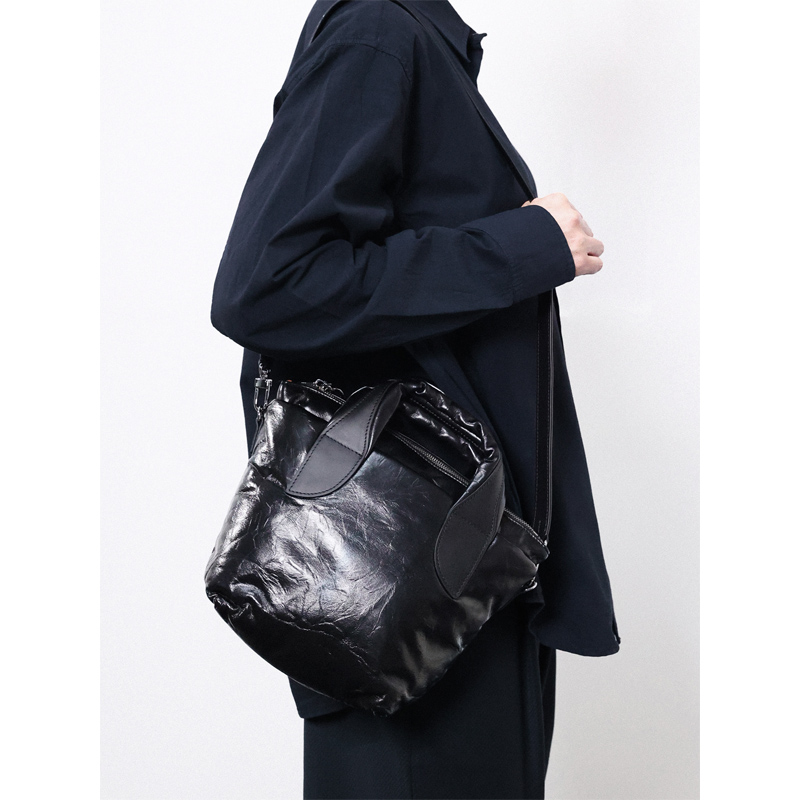 抓纹牛皮复古单肩斜挎流浪包女