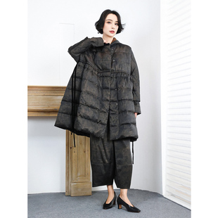 KAKA 伦敦秀专题桑蚕丝鎏金香云纱复古洛圆领95白鹅绒中长羽绒服