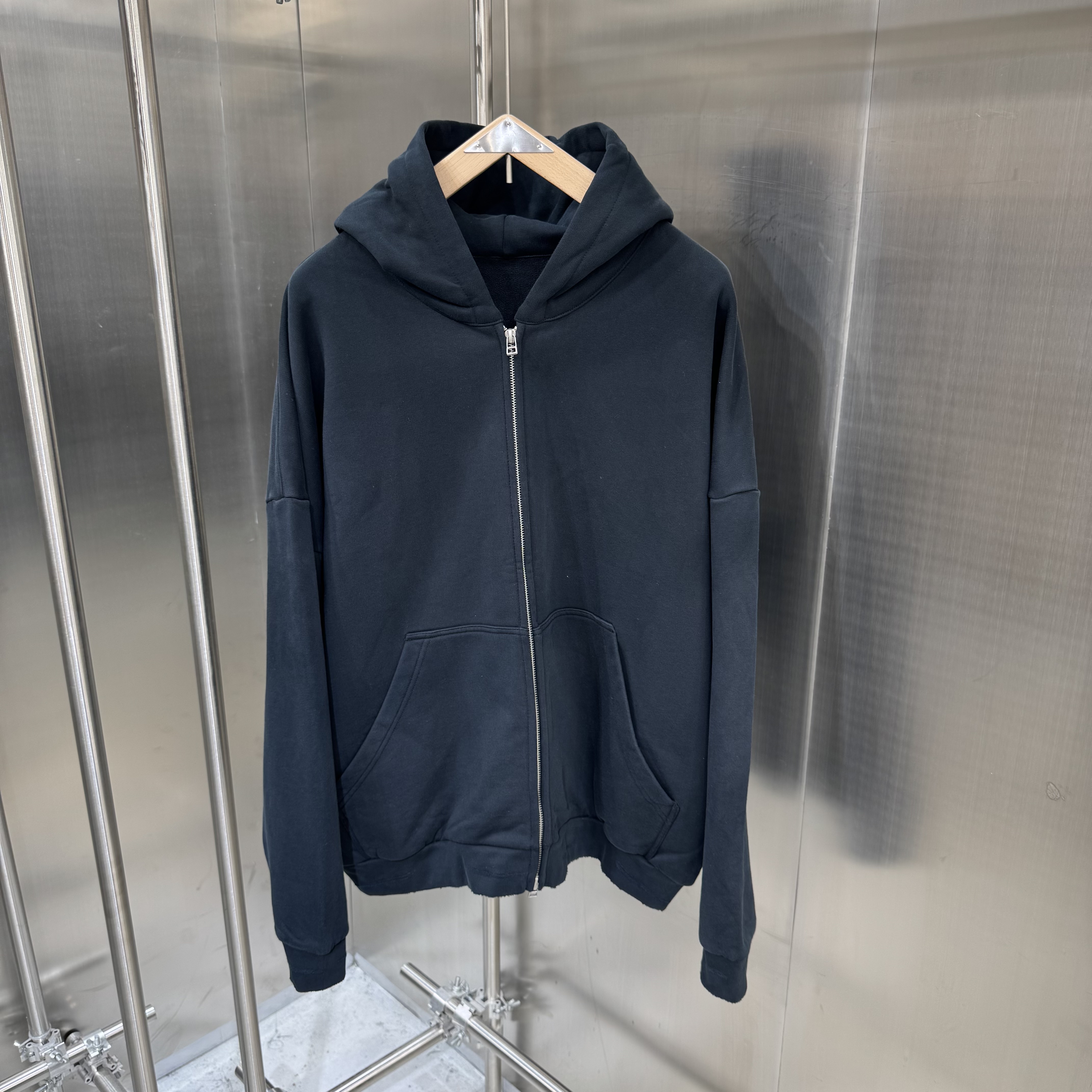 高克重毛线圈面料 宽松版型 手工刮烂设计水洗锁色连帽卫衣男外套