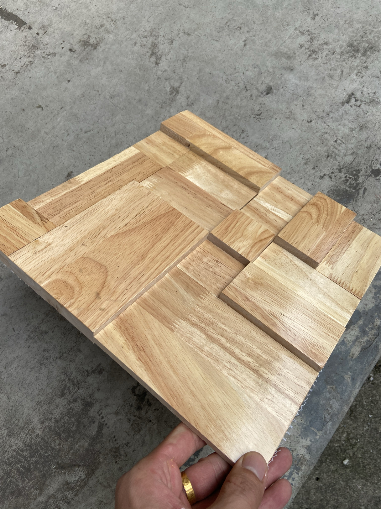 原木简约实木马赛克背景墙客厅电视背景墙方块木质柜子隐形门装饰