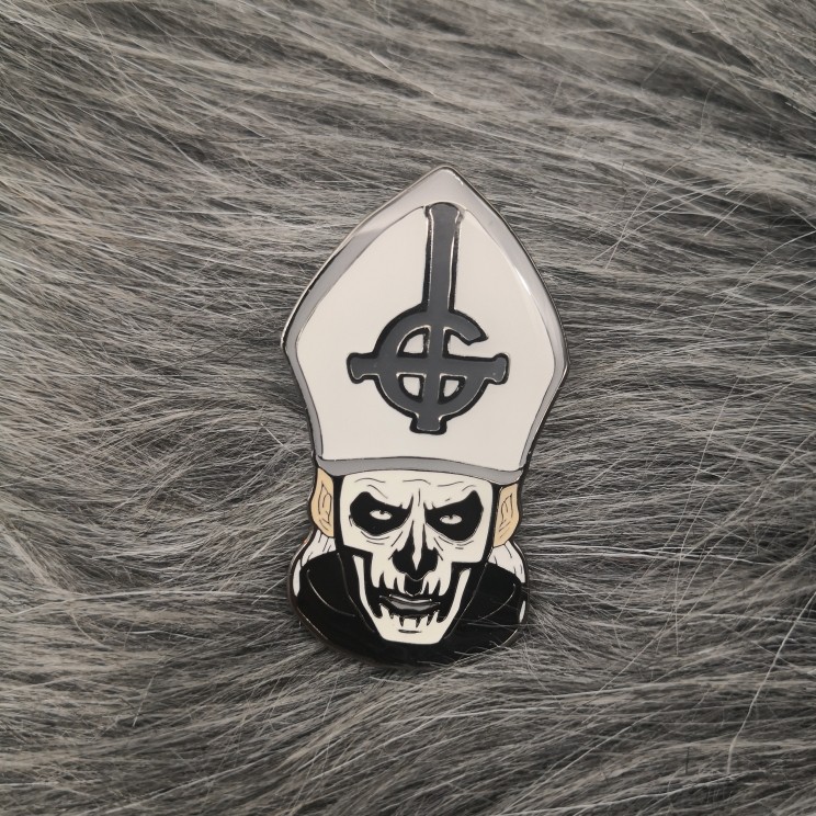 Ghost 乐队周边PaPa Emeritus II 的这个漂亮别针 夜光金属徽章 - 实物图