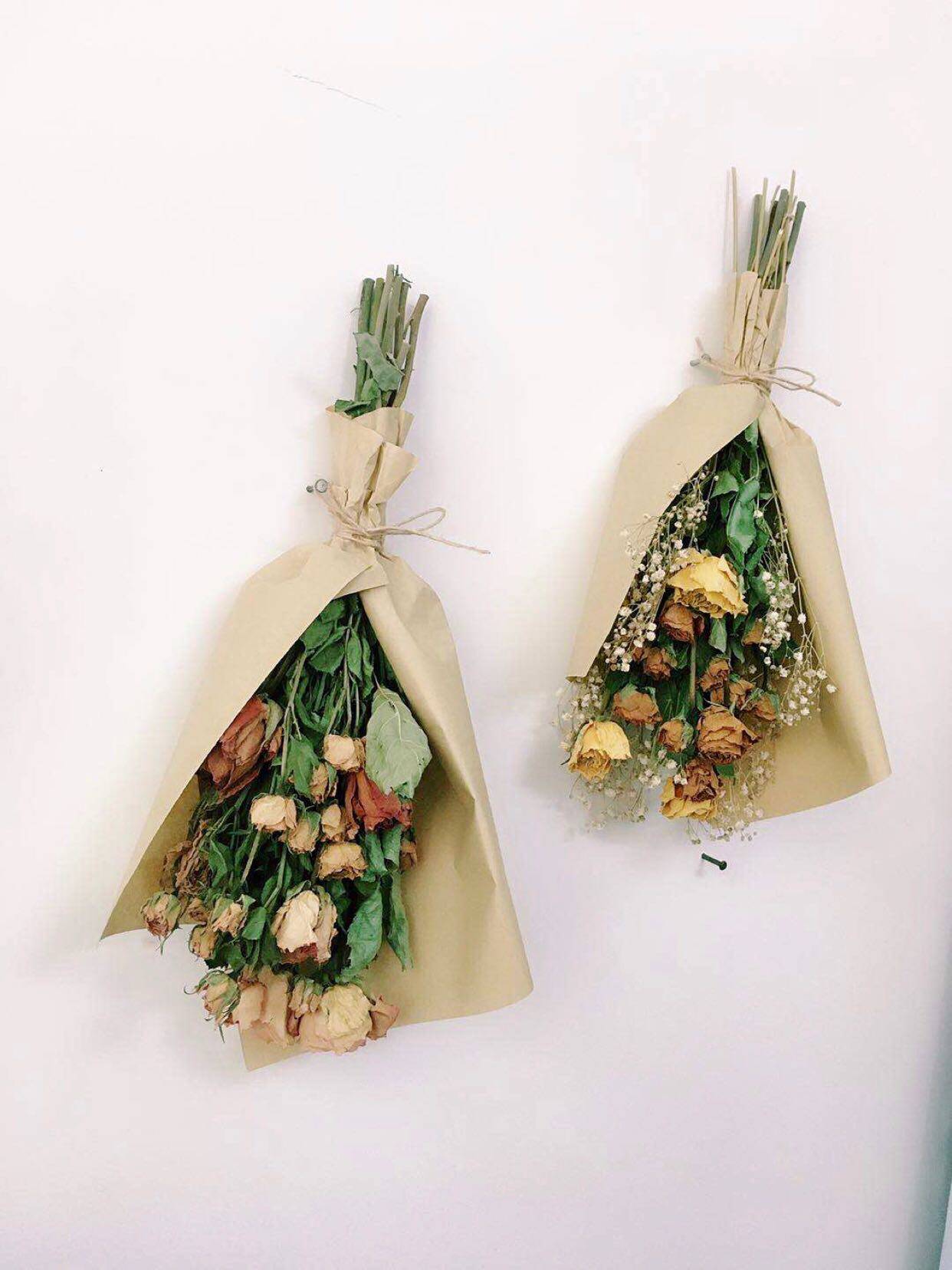 ins复古做旧干花束暗黄与暗红玫瑰拍摄手捧花场景摆设花背景装饰