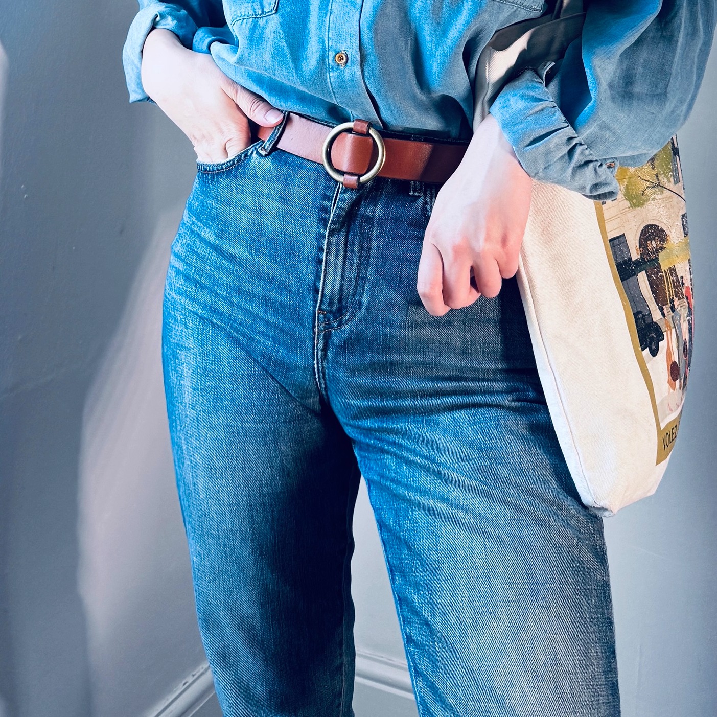 小脚提臀显瘦基础款牛仔裤