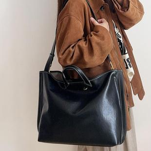 大容量通勤包牛皮电脑公文包男女同款单肩斜挎包手提包真皮邮差包