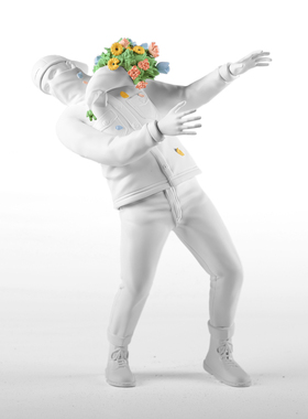 反讽banksy被扔花的人RayChan陈睿潮玩潮流潮品摆件雕塑正版