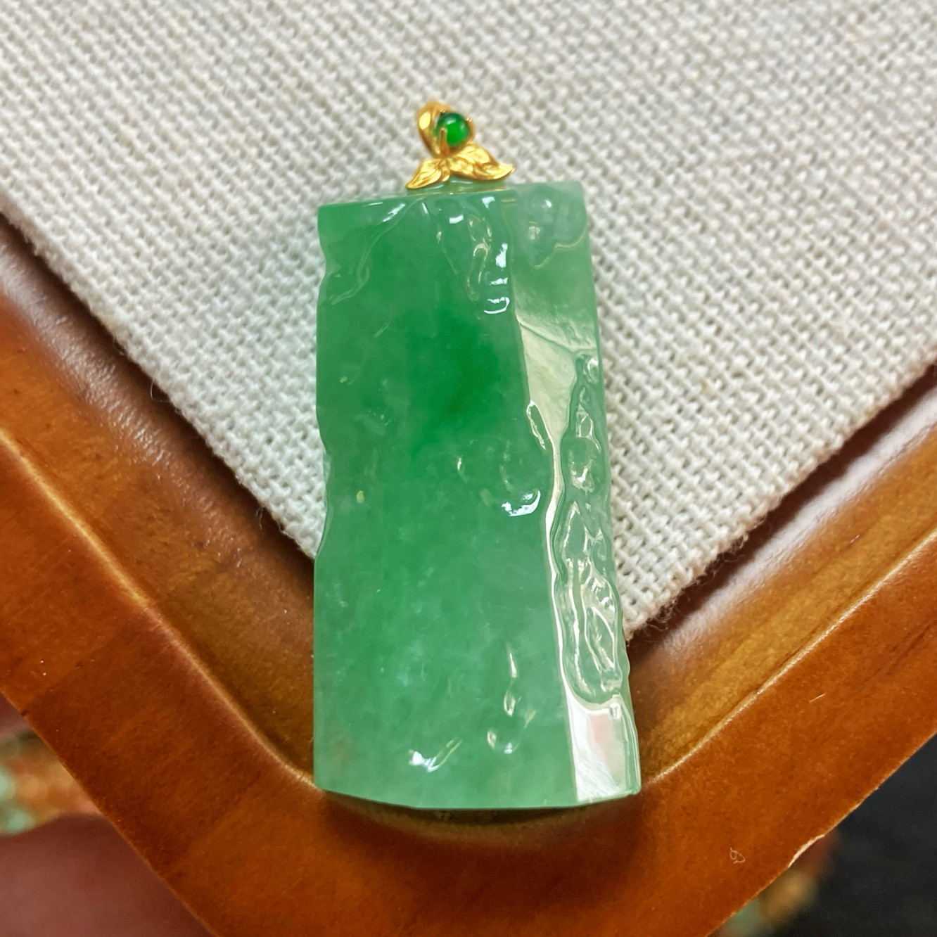 7125号18k黄金扣天然缅甸翡翠a货冰种绿底飘阳绿原石吊坠一图一物