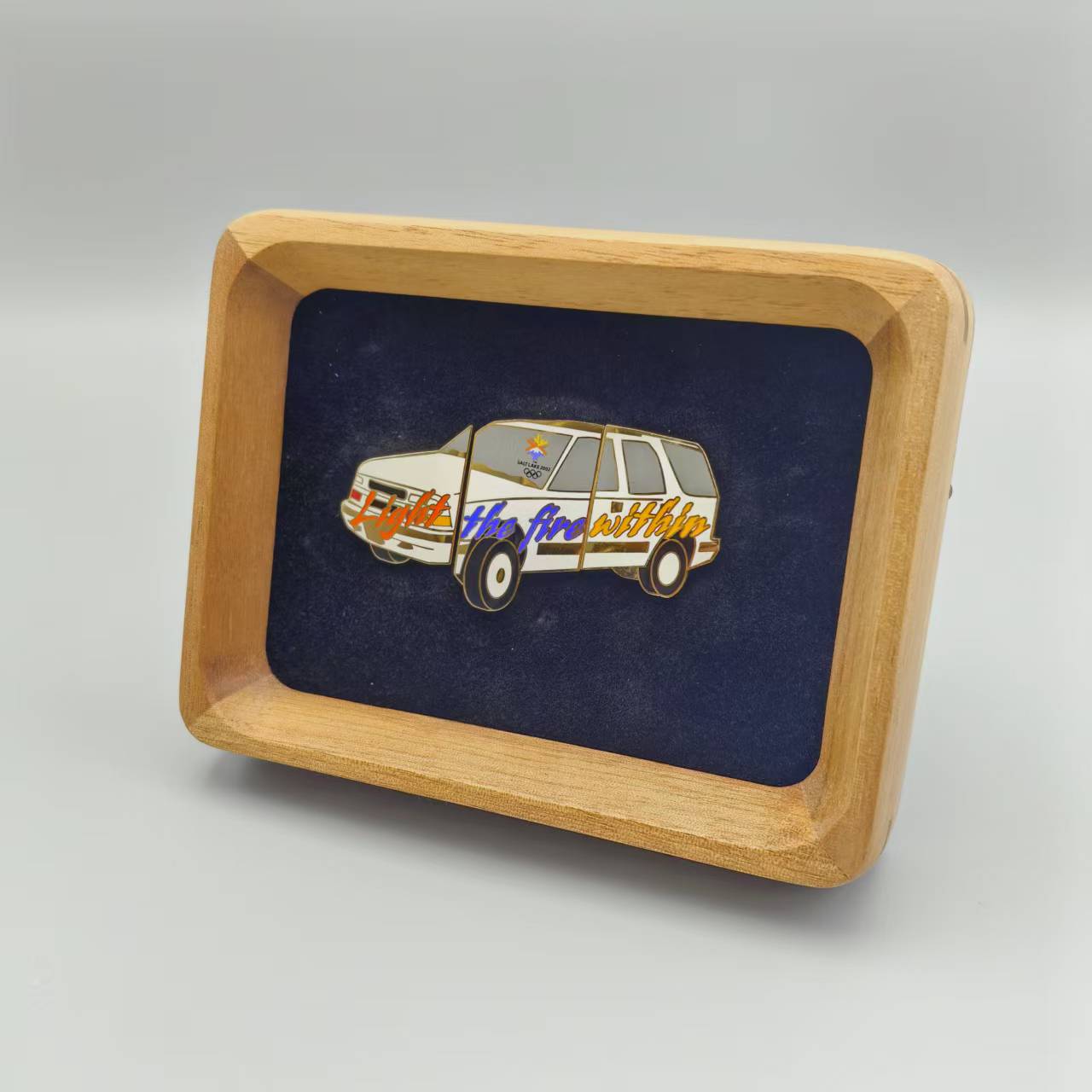 2002年盐湖城冬季奥运会火炬传递汽车拼图 滑雪摇头公仔徽章套装