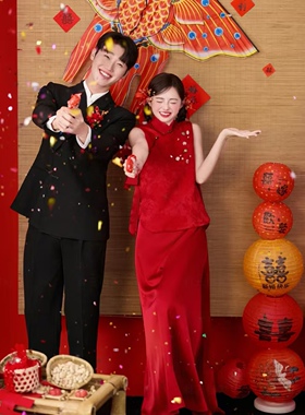 新中式喜嫁婚纱照新娘手拎竹节红色手捧花复古背景草帘喜灯笼竹椅