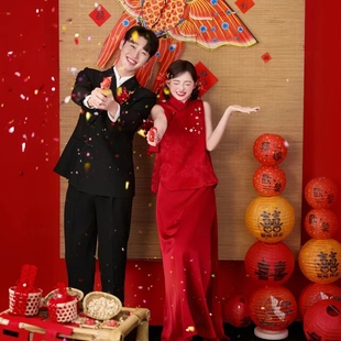 新中式喜嫁婚纱照新娘手拎竹节红色手捧花复古背景草帘喜灯笼竹椅