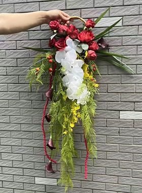新中式喜嫁婚纱照新娘手拎花竹节手环红手捧花复古红礼服仿真花束