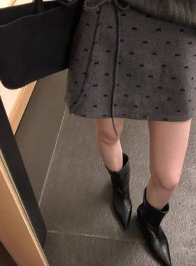 韩系波点灰色毛呢半身裙女2026新款系带包臀裙高腰显瘦a字短裙子
