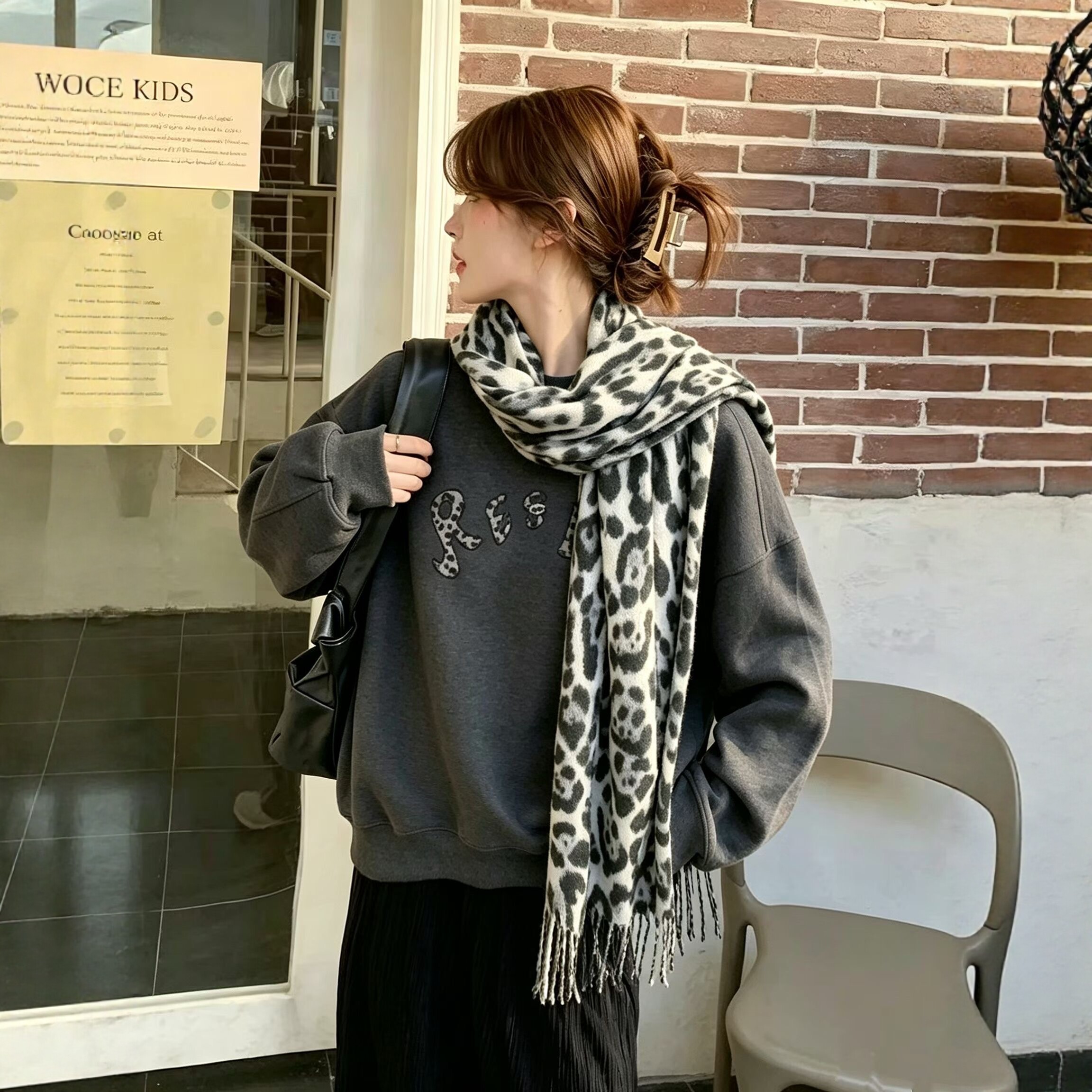 长袖卫衣女字母圆领套头休闲减龄显瘦宽松洋气个性配豹纹围巾大版