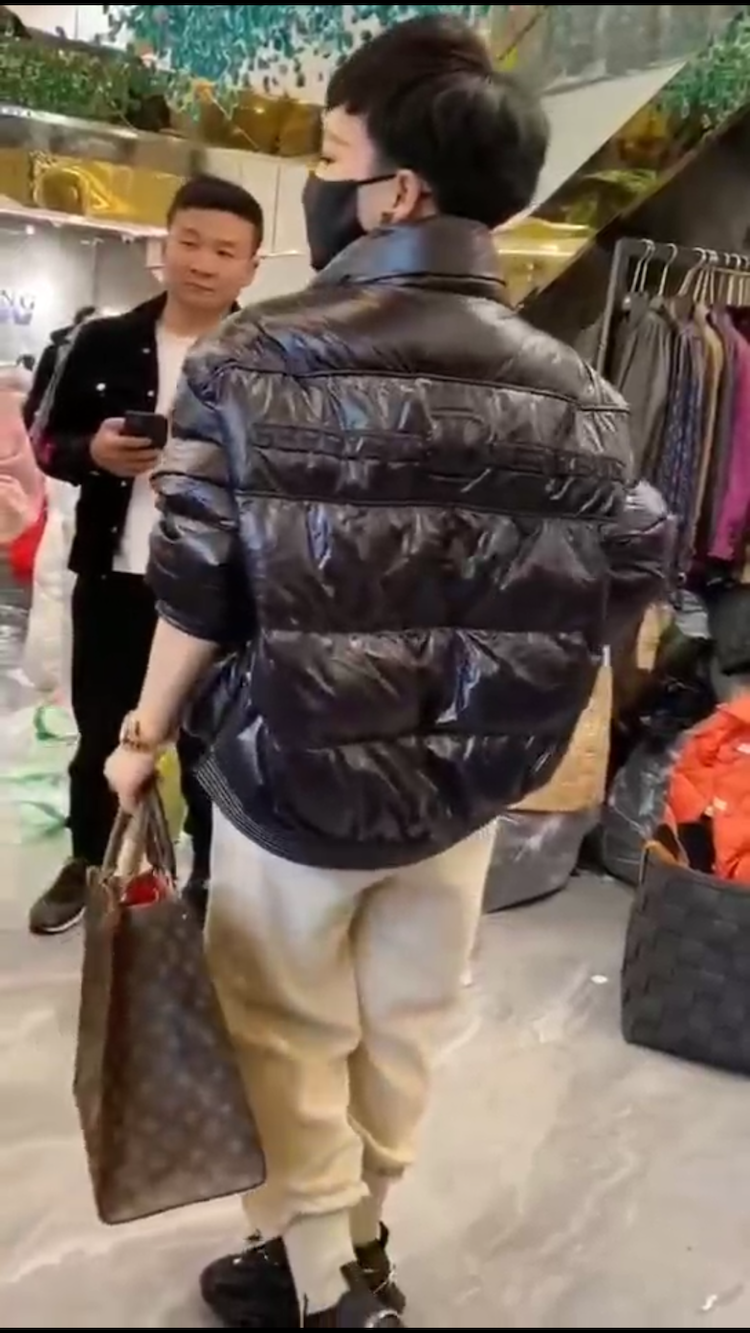 羽绒服外套女小众个性后背刺绣字母宽松休闲气质立领保暖显瘦欧版