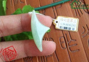 96292实物拍缅甸天然A货翡翠玉淡绿色创意鲨鱼鳍造型吊坠/清仓价