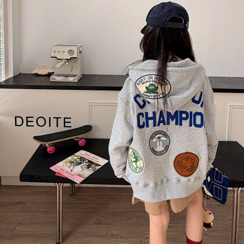 古德家2026春夏儿童新款男女童重工徽章贴布刺绣连帽系扣卫衣外套