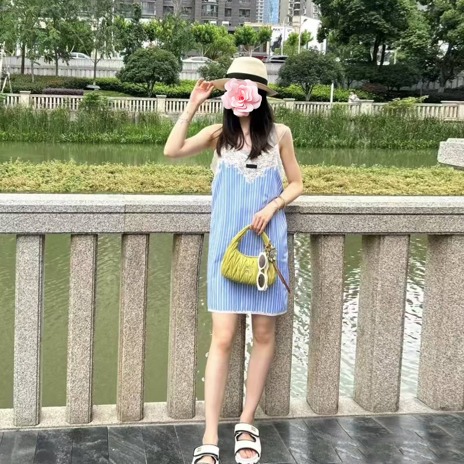 蕾丝拼接蓝白条纹吊带连衣裙
