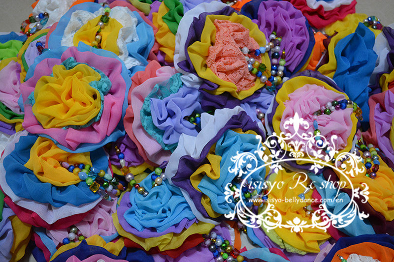 纯手工舞蹈花朵处理，做头花需要加1元换底座夹子。此花朵原配有别针可搭配臀巾使用。多用途，颜色随机发不挑色。