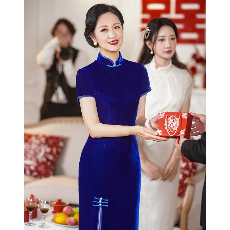 2024新春秋婆婆修身显瘦金丝绒中长款妈妈装礼服复古典旗袍连衣裙