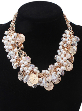 白色女士礼服舞台演出珍珠项链