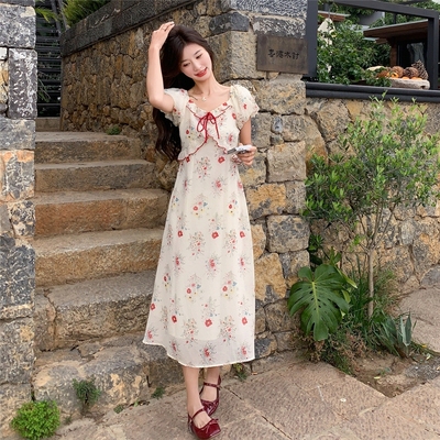 彩衣阁甜美可爱女生夏季款胸前装饰圆领短袖白底中长款碎花连衣裙