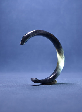 和田玉青花籽料一线天特色玉卡镯