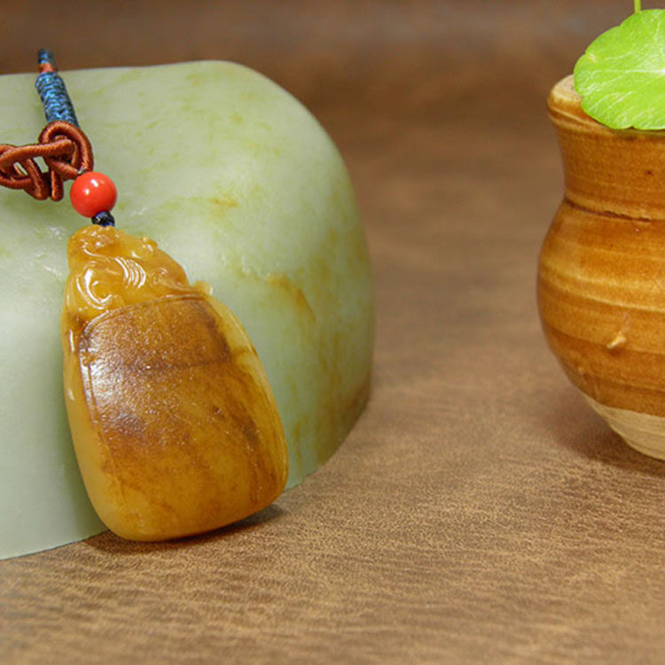 致敬708090 21克新疆和田玉精品黑皮黄沁籽料府上有龙牌子挂件