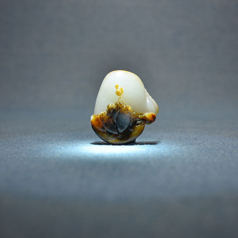 致敬708090 22克新疆和田玉精品黑皮白玉独籽料荷花莲蓬喜鹊挂件