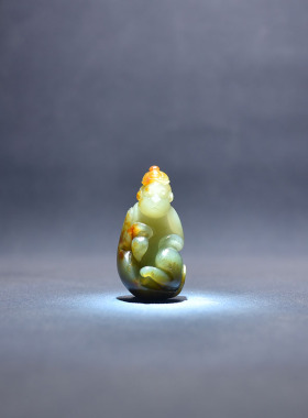 和田玉天地皮红皮翠青独籽猴把件