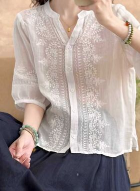精致刺绣白色衬衫女宽松半开圆领上衣夏季新款舒适五分袖苎麻小衫