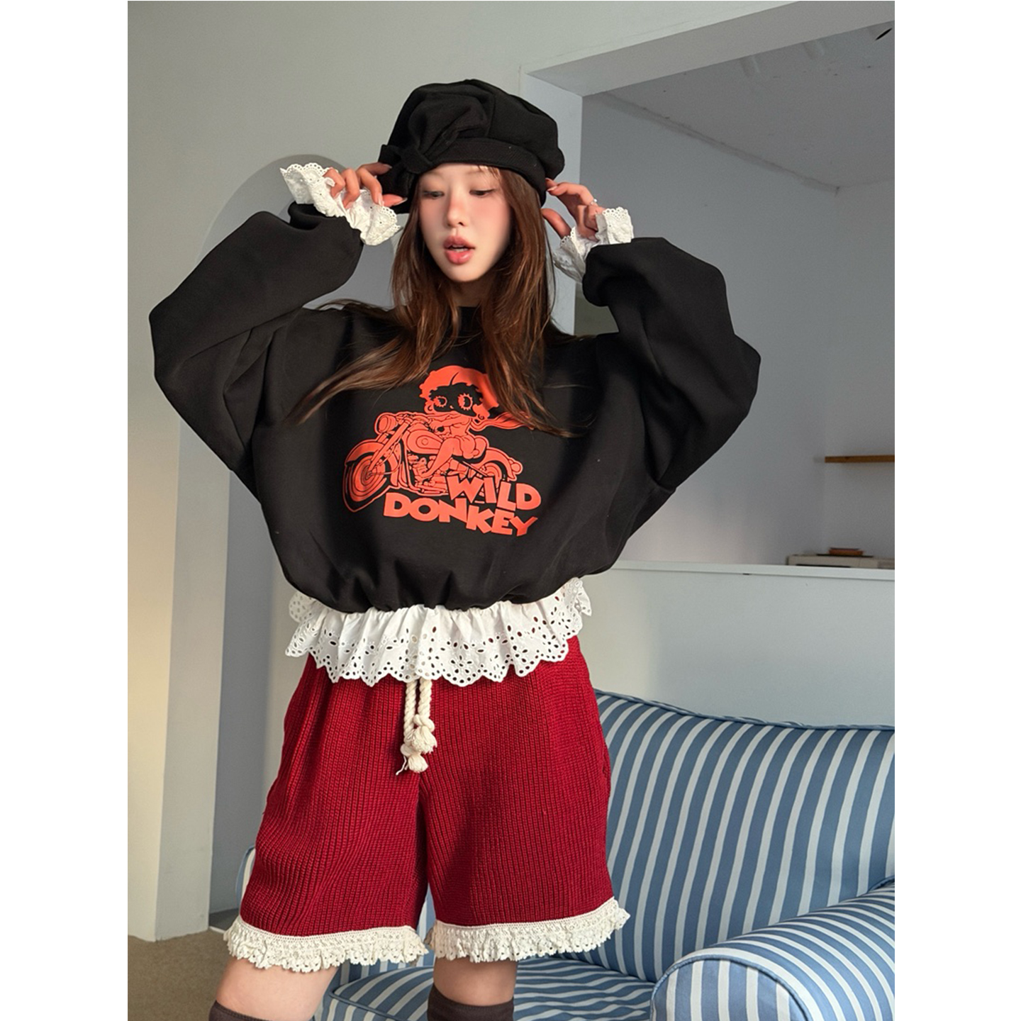 宽松可爱卡通加绒花边卫衣女