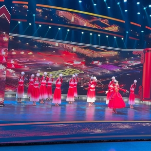 灯火里的中国灯球舞台演出道具灯舞蹈表演手拿合唱手捧发光圆球灯