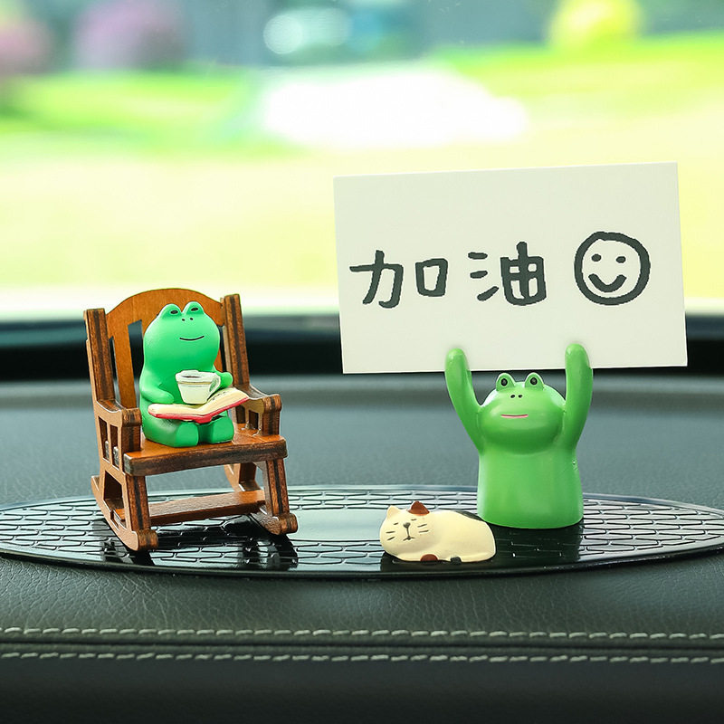 举牌子青蛙车载摆件喝下午茶萌宠车内饰品女士车用可爱装饰网红款
