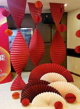 节日店庆红色折纸折扇子半圆中国风婚庆婚礼美陈橱窗复古装饰道具