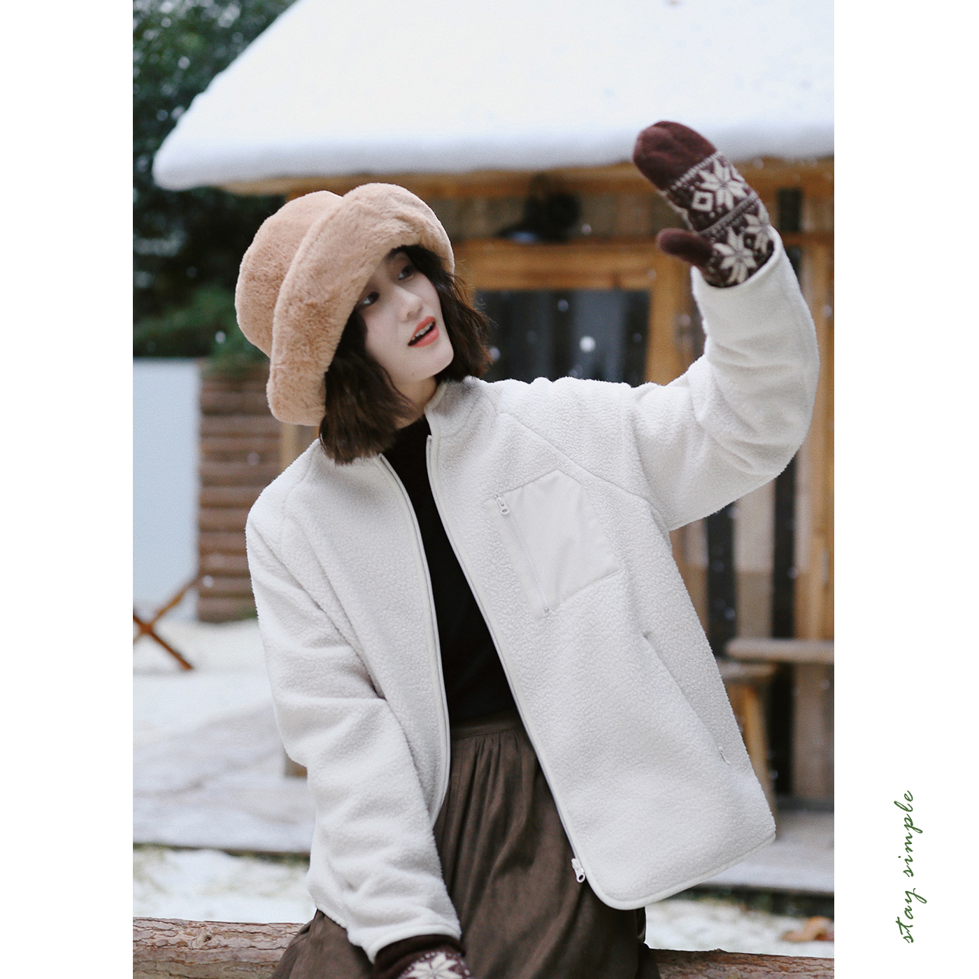 米色日系休闲立领摇立绒外套