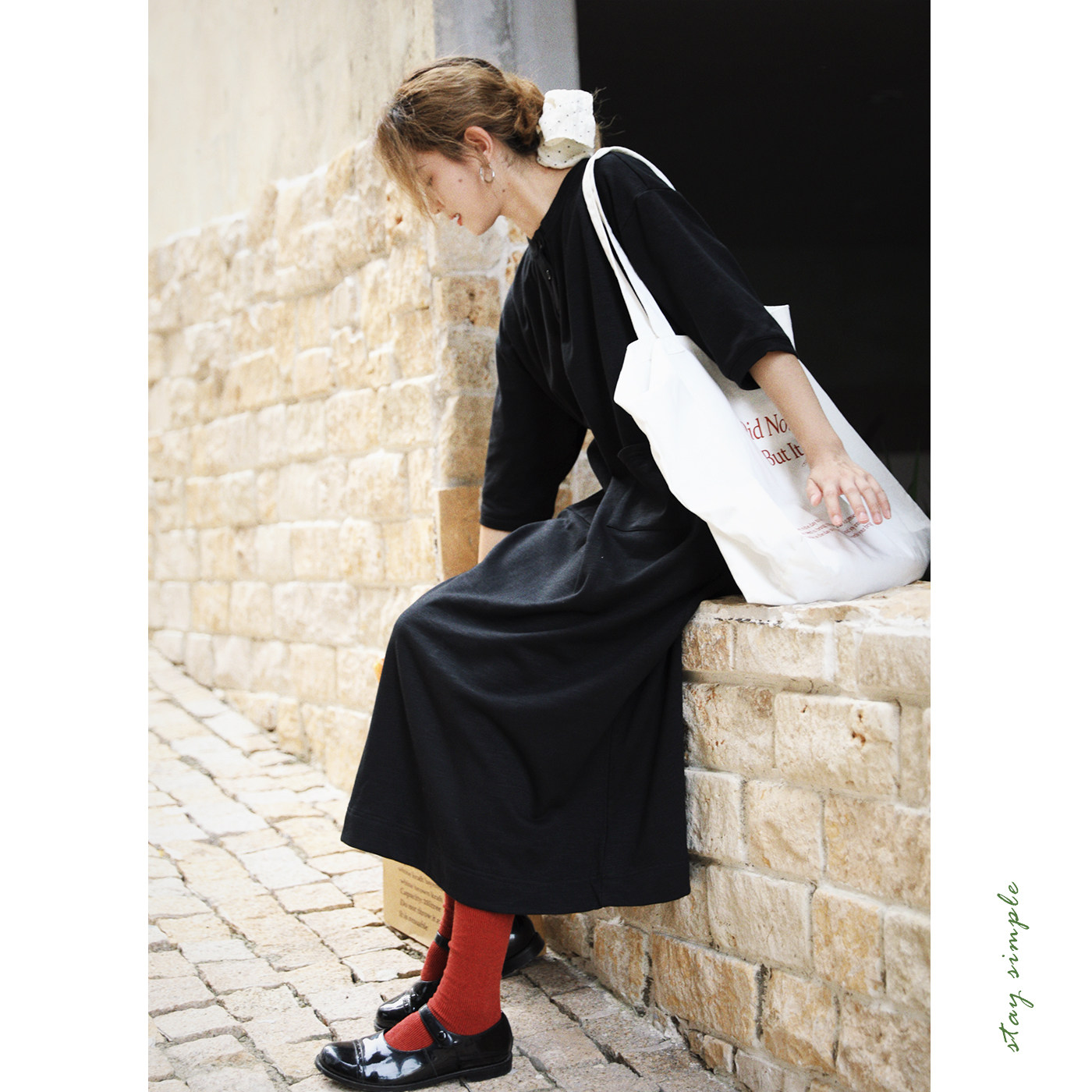 花吉黑色亨利领宽松圆领卫衣裙