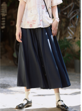 花吉Q567藏青色前开扣日系学院风垂感宽松百褶裙2026新款春半身裙