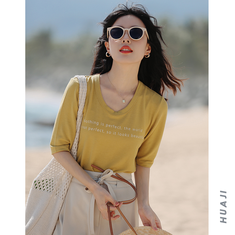 杏色大U领字母印花T恤女小个子