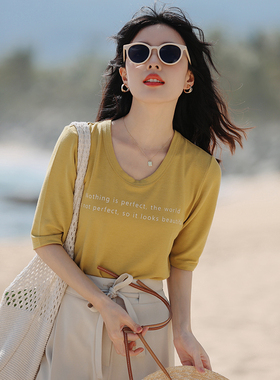 花吉B057杏色大u领字母印花中袖T恤女夏2026年新款宽松小个子上衣