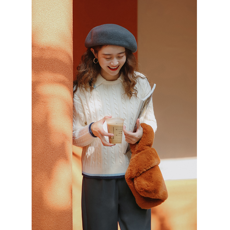 奶白圆翻领撞色立体绞花毛衣