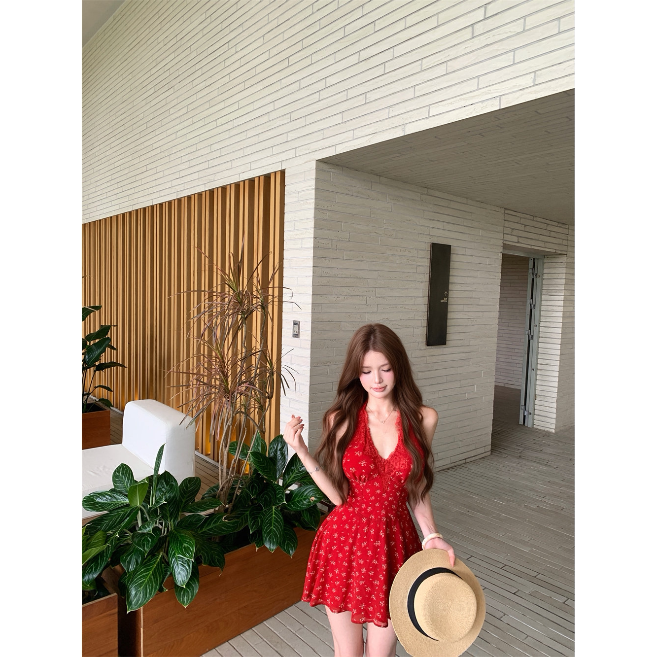 纯欲风红色蕾丝花边挂脖连衣裙女春季气质绝美露背A字裙