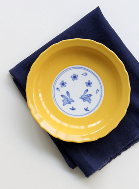 现货日本进口黄釉青花樱兔纹花口日式餐盘浅钵碗家用瓷平盘蛋糕碟