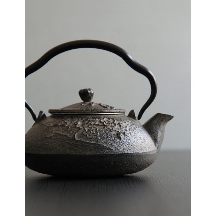 现货日本原装进口南部铁器梅纹0.6升烧水泡茶两用小铸铁壶茶道壶