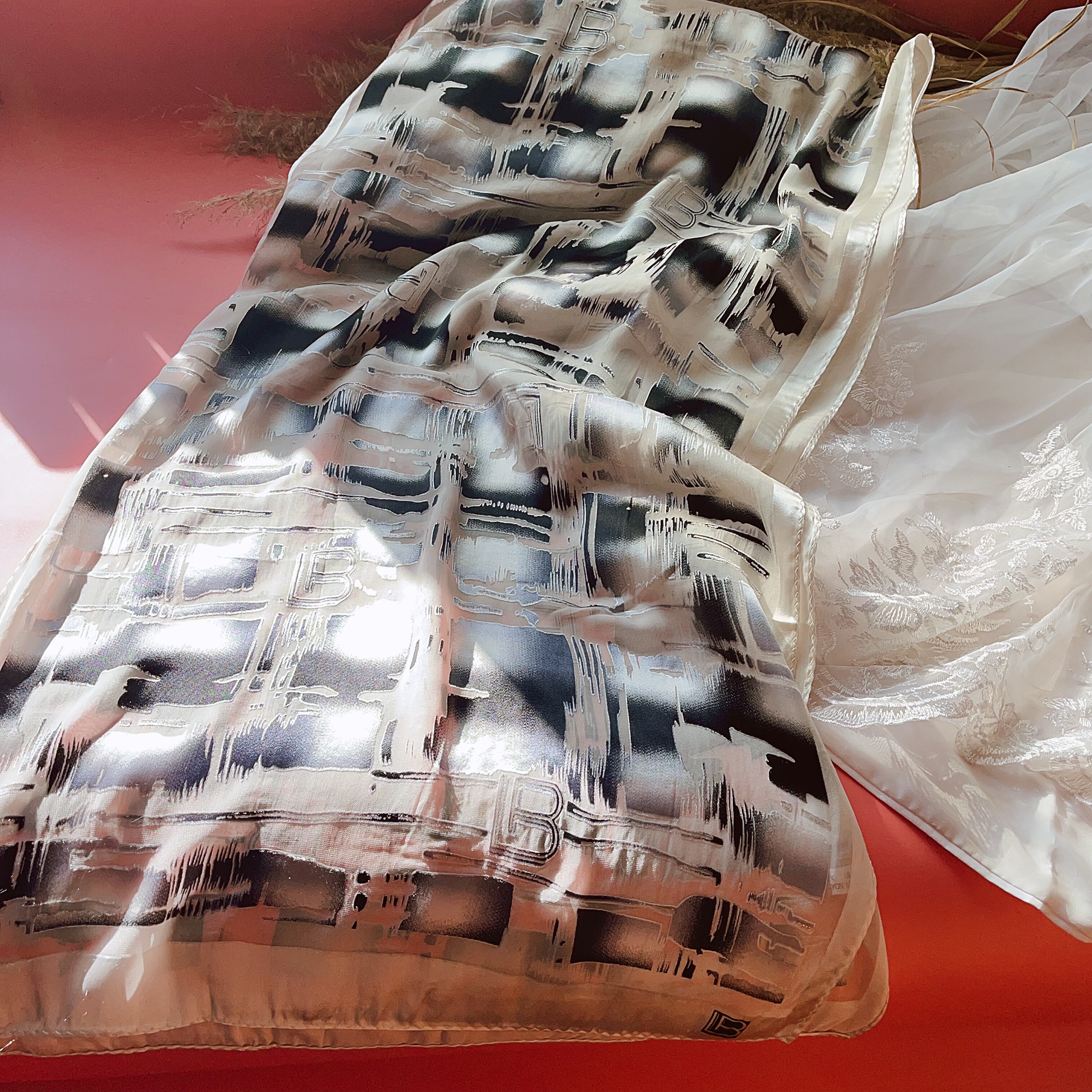 出口原单100%真丝长巾披肩男士真丝围巾女四季黑白灰经典百搭