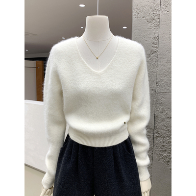 甜美奶油色系V领套头毛衣2025冬