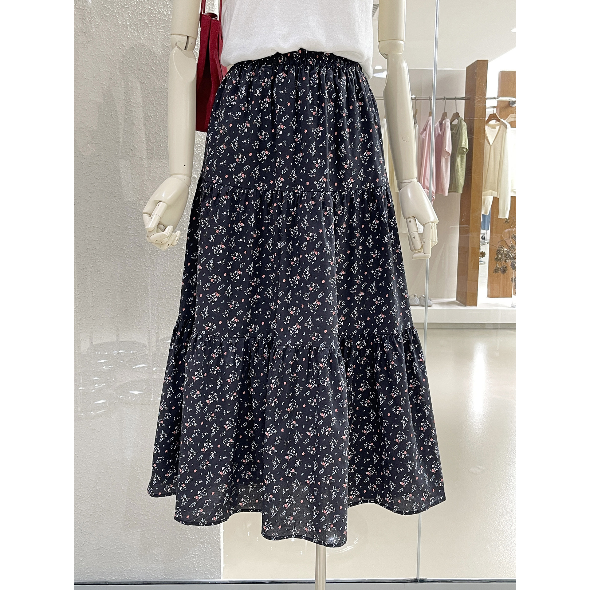 春日氛围感温柔清新小碎花蛋糕裙2026新款宽松舒适藏肉A字半身裙