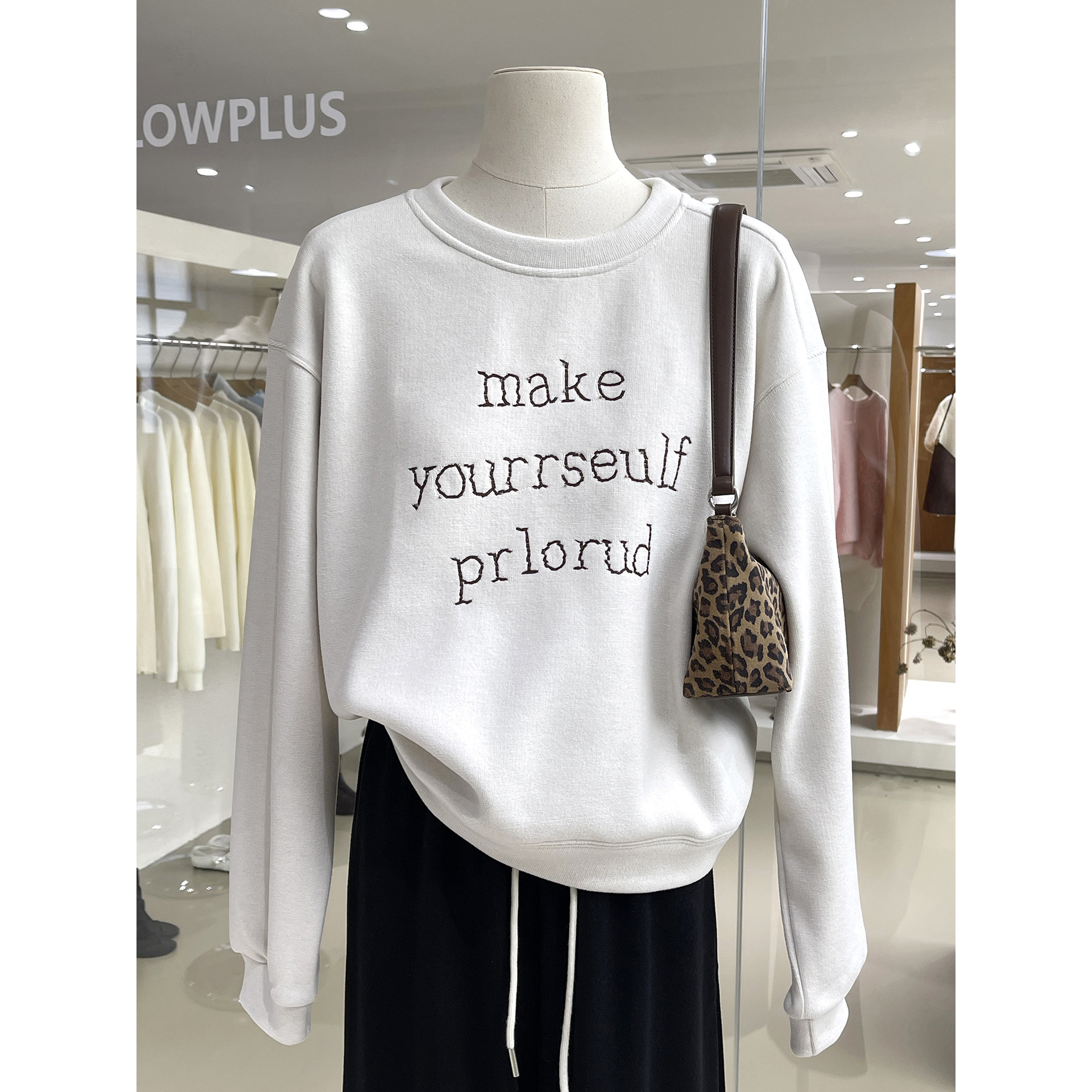 日常百搭款简约字母刺绣圆领加绒卫衣女秋冬宽松保暖舒适藏肉上衣,女装/女士精品,卫衣/绒衫,淘宝优惠券,粉丝福利购,淘宝优惠卷