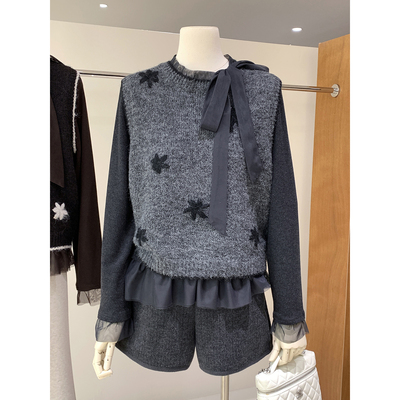 领结打底衫+钩花针织马甲两件套