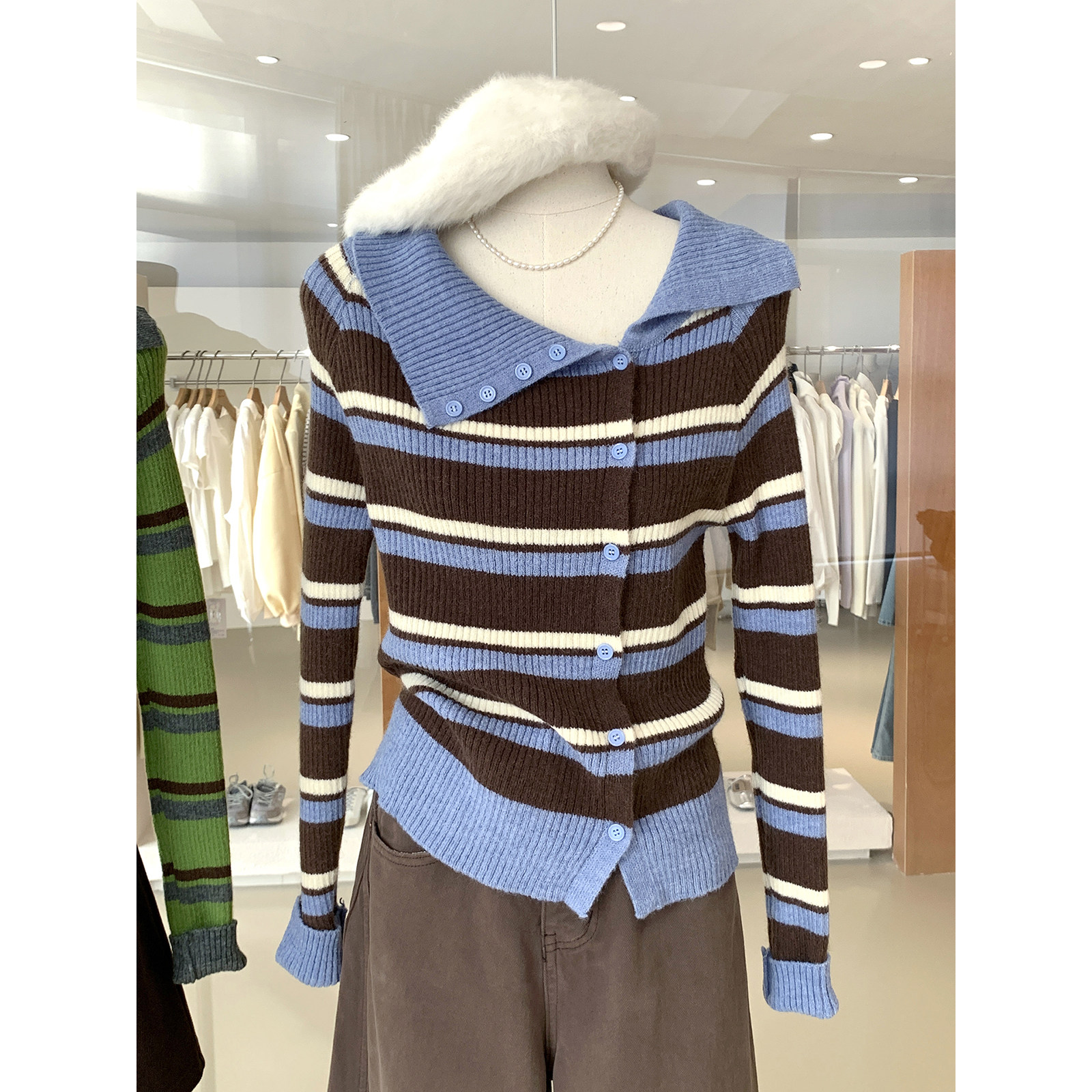 美貌又显白条纹撞色翻领针织衫