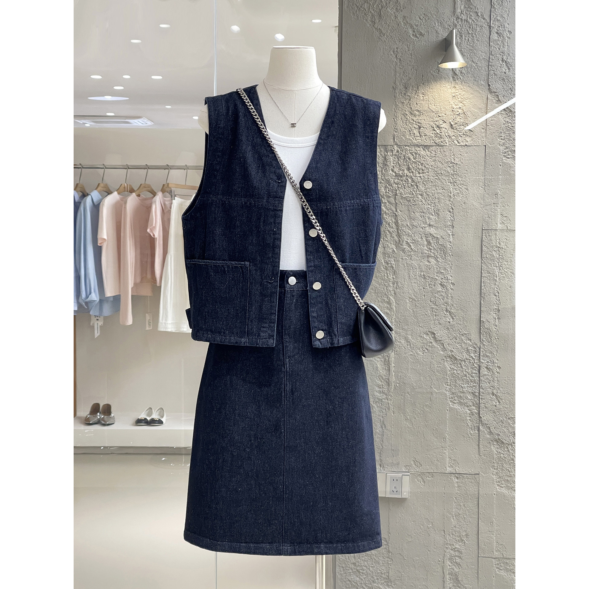 博主感时尚显白黑蓝色牛仔马甲外套+显瘦中裙两件套套装春夏穿搭